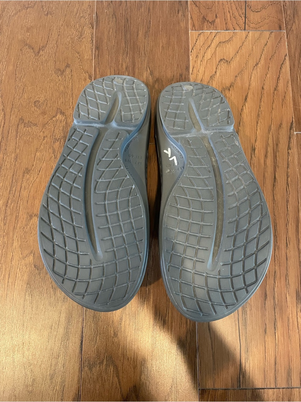 OOFOS Gray Flip Flops - Picture 6 of 7